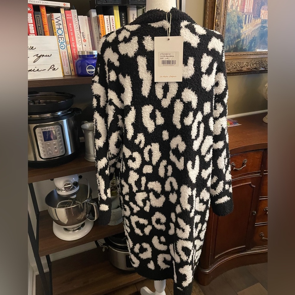 NWT White Mark Animal Print Sherpa Cardigan- Black - Picture 3 of 4